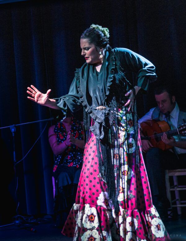 Flamenca en Tablao Flamenco Orilla de Triana | Espectáculo Flamenco en Sevilla