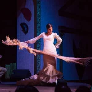 Bailaora con Manton en el Tablao Flamenco El Palacio Andaluz - Flamenco Online