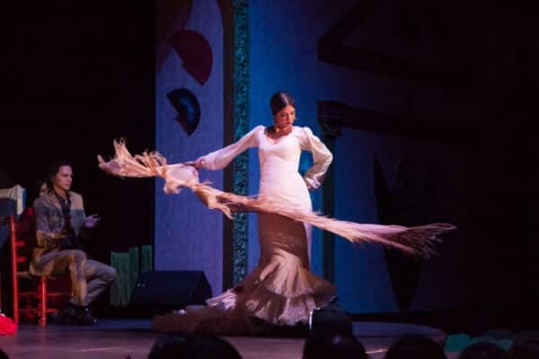 Bailaora con Manton en el Tablao Flamenco El Palacio Andaluz - Flamenco Online